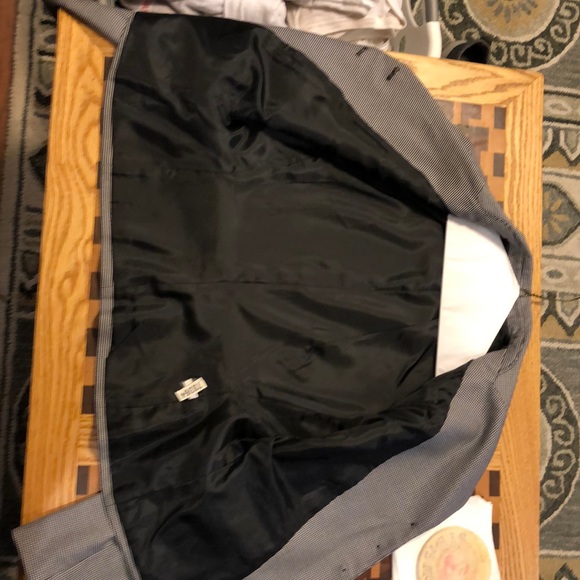 Suit - Picture 4 of 6